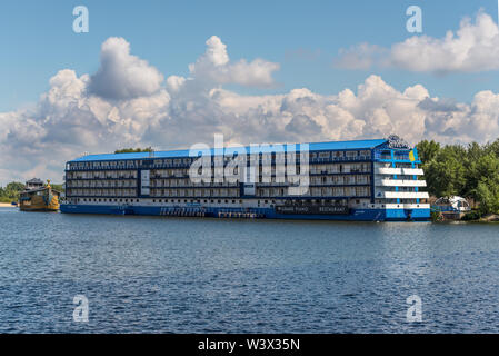 Kiew, Ukraine - Juli 13, 2019: Blick auf die schwimmende Podol Plaza Art Hotel auf der venezianischen Insel Hydropark in Kiew. Stockfoto