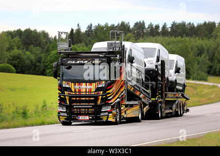 Salo, Finnland - 29. Juni 2019: einzigartiges Fahrzeug carrier Scania R 650 Der kuljetus J. Kivi hols Ford Transits auf der Autobahn 52 an einem Tag im Sommer. Stockfoto