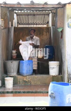 Inder Waschen von Kleidung und Bettwäsche in Dhobi khana öffentliche Wäscherei in Kochi (Cochin) Kerala, Indien Stockfoto