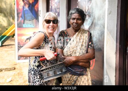 Tourist mit Bügeln Dame an Dhobi khana öffentliche Wäscherei in Kochi (Cochin) Kerala, Indien Stockfoto