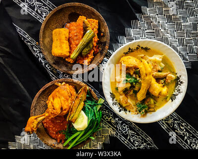 Rujak Soto, Tempong Reis oder Nasi Tempong, und Tempeh Penyet ist eine typische Küche oder traditionelle Speisen aus der Region Banyuwangi, Ost Java, Indonesien. Stockfoto