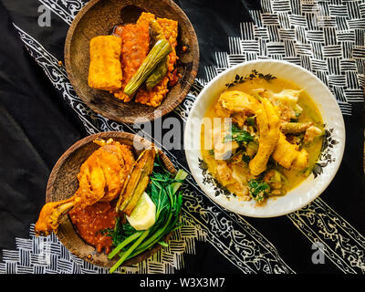 Rujak Soto, Tempong Reis oder Nasi Tempong, und Tempeh Penyet ist eine typische Küche oder traditionelle Speisen aus der Region Banyuwangi, Ost Java, Indonesien. Stockfoto