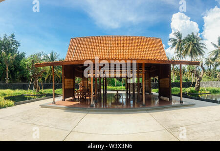 Rumah Osing. Die traditionellen Häuser der Osing Stamm in der Stadt Banyuwangi, Ost Java, Indonesien. Osing House ist ein traditionelles Tribal House. Stockfoto