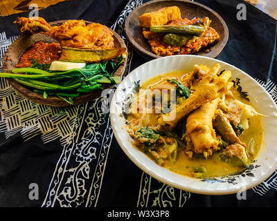 Rujak Soto, Tempong Reis oder Nasi Tempong, und Tempeh Penyet ist eine typische Küche oder traditionelle Speisen aus der Region Banyuwangi, Ost Java, Indonesien. Stockfoto