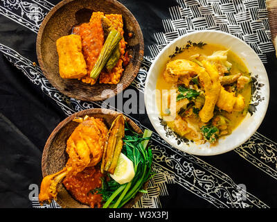 Rujak Soto, Tempong Reis oder Nasi Tempong, und Tempeh Penyet ist eine typische Küche oder traditionelle Speisen aus der Region Banyuwangi, Ost Java, Indonesien. Stockfoto