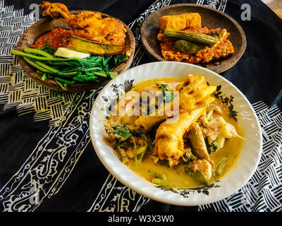 Rujak Soto, Tempong Reis oder Nasi Tempong, und Tempeh Penyet ist eine typische Küche oder traditionelle Speisen aus der Region Banyuwangi, Ost Java, Indonesien. Stockfoto