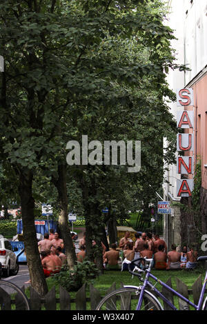 Männer Abkühlung nach der Sauna vor der öffentlichen Sauna in Helsinki, Finnland Stockfoto