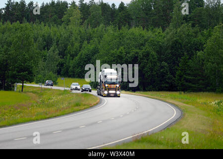 Salo, Finnland - 29. Juni 2019: Die hellen Scheinwerfer der einzigartigen Träger Träger Scania R 650 Der kuljetus J. Kivi die Landstraße Licht am Tag der Sommer Stockfoto