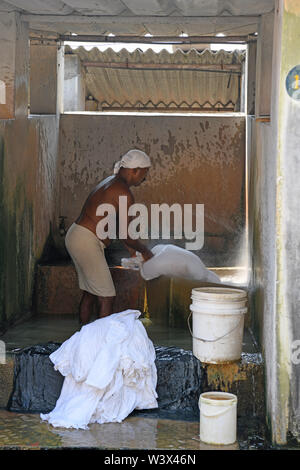 Inder Waschen von Kleidung und Bettwäsche in Dhobi khana öffentliche Wäscherei in Kochi (Cochin) Kerala, Indien Stockfoto