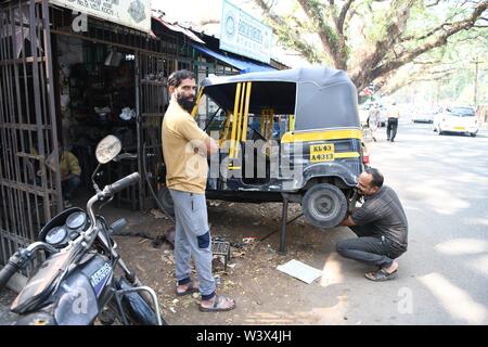 Auto-rikscha Werkstatt außerhalb der Dhobi khana öffentliche Wäscherei in Kochi (Cochin) Kerala, Indien Stockfoto