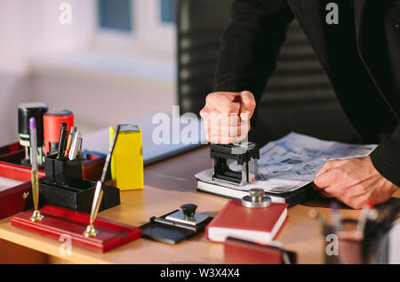 Konzept. Spion nimmt auf dem Foto Dokumente. Dieb im Büro. Stockfoto