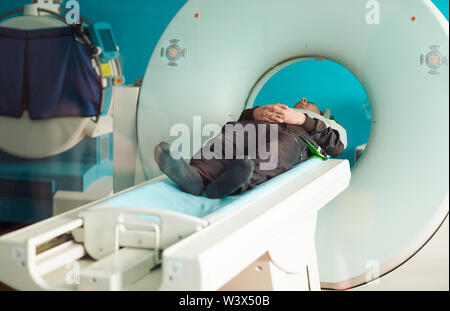 Patienten, die sich einer MRT eine am Krankenhaus. Stockfoto