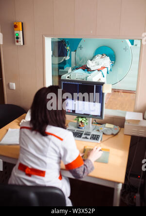 MRT-Gerät und Bildschirme mit Arzt und Krankenschwester Stockfoto
