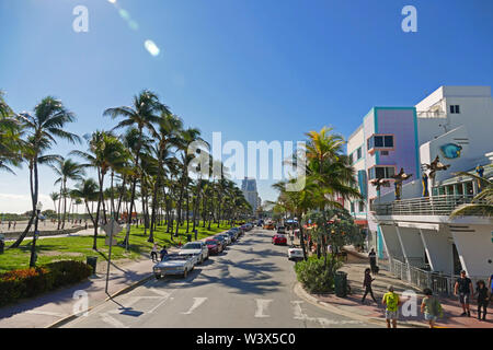 Blick in den berühmten Ocean Drive im Art Deco District, Miami Beach, Florida Stockfoto