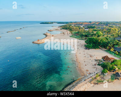 Antenne drone Blick auf Urlaub in Sanur, Bali, Indonesien mit Blick aufs Meer, Boote, Strand, Villen, und die Menschen. Stockfoto