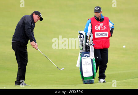 Die USA Phil Mickelson (links) Schläge auf dem 4. Grün während des Tages eine der Open Championship 2019 im Royal Portrush Golf Club. Stockfoto