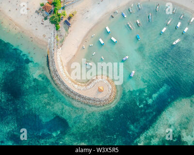 Antenne drone Blick auf Meer, Boote, Strand, Ufer in Sanur, Bali, Indonesien mit traditionellen Balinesischen Fischerbooten unglaublich blaue Meer. Stockfoto