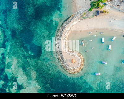 Antenne drone Blick auf Meer, Boote, Strand, Ufer in Sanur, Bali, Indonesien mit traditionellen Balinesischen Fischerbooten unglaublich blaue Meer. Stockfoto