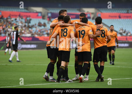Spieler der Wolverhampton Wanderers F.C. der englischen Liga Meister feiern, nachdem sie gegen Newcastle United F.C. im Halbfinale in der Premier League Asien Trophy 2019 in Nanjing, Provinz Jiangsu, China, 17. Juli 2019. Wolverhampton Wanderers F.C. besiegt Newcastle United F.C. 4-0. Stockfoto