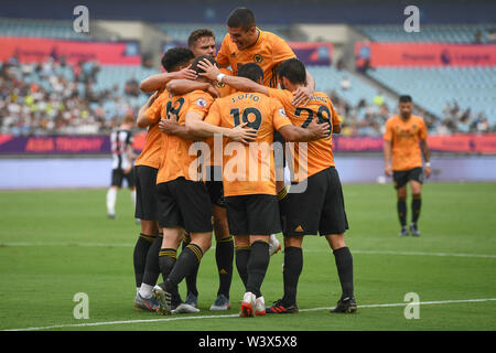 Spieler der Wolverhampton Wanderers F.C. der englischen Liga Meister feiern, nachdem sie gegen Newcastle United F.C. im Halbfinale in der Premier League Asien Trophy 2019 in Nanjing, Provinz Jiangsu, China, 17. Juli 2019. Wolverhampton Wanderers F.C. besiegt Newcastle United F.C. 4-0. Stockfoto
