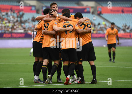 Spieler der Wolverhampton Wanderers F.C. der englischen Liga Meister feiern, nachdem sie gegen Newcastle United F.C. im Halbfinale in der Premier League Asien Trophy 2019 in Nanjing, Provinz Jiangsu, China, 17. Juli 2019. Wolverhampton Wanderers F.C. besiegt Newcastle United F.C. 4-0. Stockfoto