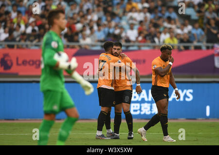 Morgan Gibbs-White, Links, der Wolverhampton Wanderers F.C. der englischen Liga Champions feiert mit portugiesischer Fußballspieler Ruben Neves nachdem Sie gegen Newcastle United F.C. im Halbfinale in der Premier League Asien Trophy 2019 in Nanjing, Provinz Jiangsu, China, 17. Juli 2019. Wolverhampton Wanderers F.C. besiegt Newcastle United F.C. 4-0. Stockfoto