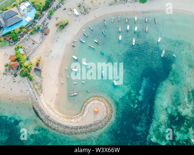 Antenne drone Blick auf Meer, Boote, Strand, Ufer in Sanur, Bali, Indonesien mit traditionellen Balinesischen Fischerbooten unglaublich blaue Meer. Stockfoto