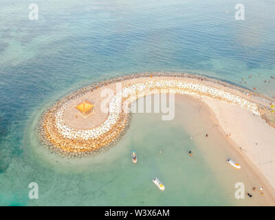 Antenne drone Blick auf Meer, Boote, Strand, Ufer in Sanur, Bali, Indonesien mit traditionellen Balinesischen Fischerbooten unglaublich blaue Meer. Stockfoto