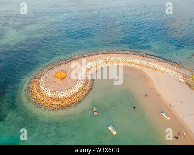 Antenne drone Blick auf Meer, Boote, Strand, Ufer in Sanur, Bali, Indonesien mit traditionellen Balinesischen Fischerbooten unglaublich blaue Meer. Stockfoto