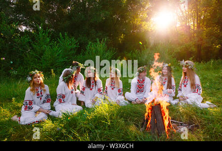 Hochsommer. Sind eine Gruppe von jungen Menschen der Slawischen aussehen Sitzen am Lagerfeuer. Stockfoto