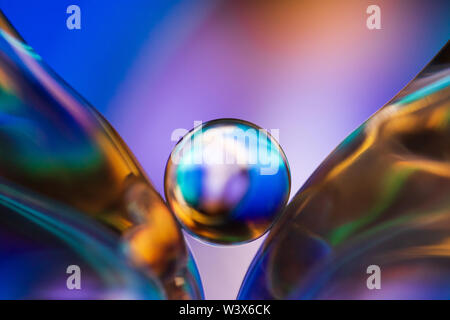 Kleines glas kugel in abstrakten Makro Komposition. Stockfoto