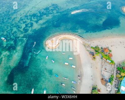 Antenne drone Blick auf Meer, Boote, Strand, Ufer in Sanur, Bali, Indonesien mit traditionellen Balinesischen Fischerbooten unglaublich blaue Meer. Stockfoto