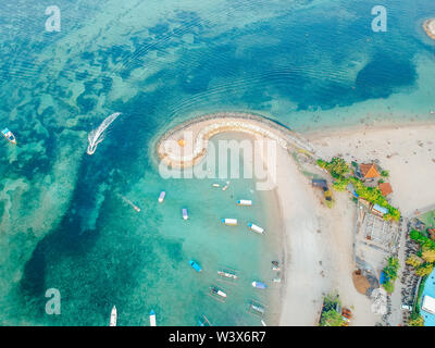 Antenne drone Blick auf Meer, Boote, Strand, Ufer in Sanur, Bali, Indonesien mit traditionellen Balinesischen Fischerbooten unglaublich blaue Meer. Stockfoto