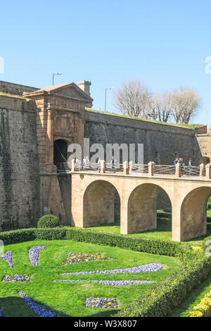 Barcelona, Spanien - 24. Februar 2019: Touristen am Haupteingang der Burg auf dem Berg Montjuïc Der Montjuïc, in der Stadt Barcelona. Spai Stockfoto