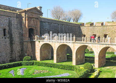 Barcelona, Spanien - 24. Februar 2019: Touristen am Haupteingang der Burg auf dem Berg Montjuïc Der Montjuïc, in der Stadt Barcelona. Spai Stockfoto