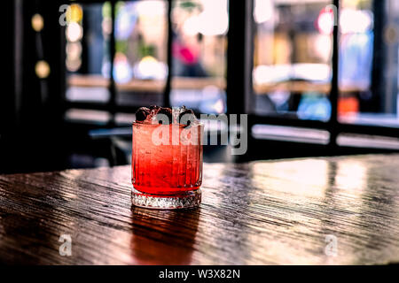 Rot und Rosa frischen bunten Exotischen alkoholfreien Cocktail mit Blackberry auf dem Holztisch. Rot und Pink Mojito Stockfoto