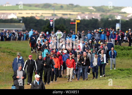 Zuschauer, die im Laufe des Tages eine der Open Championship 2019 im Royal Portrush Golf Club. Stockfoto