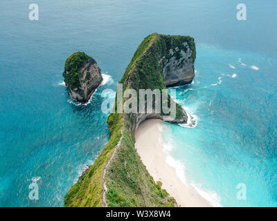 Antenne drone Ansicht von Blue Ocean View von SEASHORE am Manta Bay oder bei Kelingking Beach auf Nusa Penida Insel, Bali, Indonesien Stockfoto