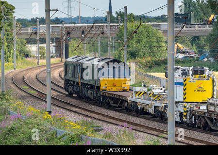 Doppelzimmer Class 66 Lokomotiven geleitet. Eine Art von Sechsachsigen diesel-elektrische Güterzuglokomotive abgebildet auf der West Coast Main Line an Winwick schleppen Kiro Stockfoto