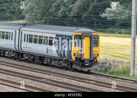 British Rail Class 156 Super Sprinter diesel Multiple Unit Train abgebildet auf der West Coast Main Line an Winwick. Stockfoto