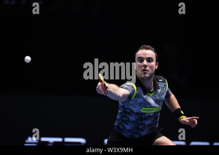 Johor Bahru, Malaysia. 18 Juli, 2019. Simon Gauzy von Frankreich konkurriert bei der Men's singles gegen Ma Long von China an T2 Diamond 2019 Malaysia Tag 1 in Johor Bahru, Malaysia, 18. Juli 2019. Credit: Zhu Wei/Xinhua/Alamy leben Nachrichten Stockfoto