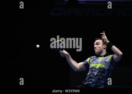 Johor Bahru, Malaysia. 18 Juli, 2019. Simon Gauzy von Frankreich konkurriert bei der Men's singles gegen Ma Long von China an T2 Diamond 2019 Malaysia Tag 1 in Johor Bahru, Malaysia, 18. Juli 2019. Credit: Zhu Wei/Xinhua/Alamy leben Nachrichten Stockfoto