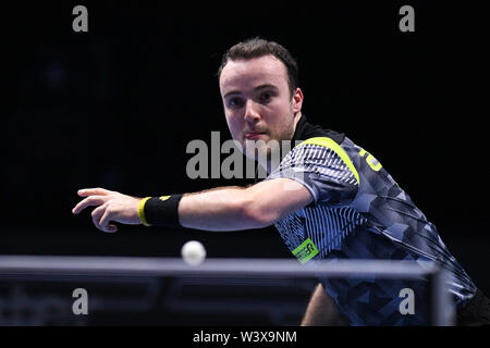 Johor Bahru, Malaysia. 18 Juli, 2019. Simon Gauzy von Frankreich konkurriert bei der Men's singles gegen Ma Long von China an T2 Diamond 2019 Malaysia Tag 1 in Johor Bahru, Malaysia, 18. Juli 2019. Credit: Zhu Wei/Xinhua/Alamy leben Nachrichten Stockfoto