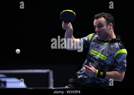 Johor Bahru, Malaysia. 18 Juli, 2019. Simon Gauzy von Frankreich konkurriert bei der Men's singles gegen Ma Long von China an T2 Diamond 2019 Malaysia Tag 1 in Johor Bahru, Malaysia, 18. Juli 2019. Credit: Zhu Wei/Xinhua/Alamy leben Nachrichten Stockfoto