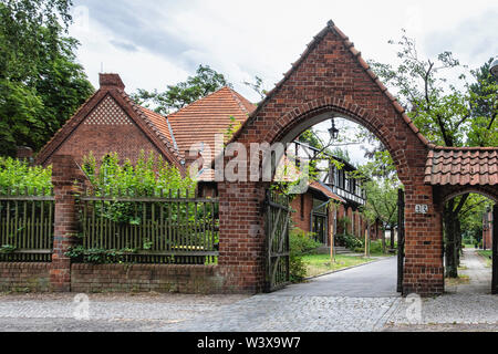 Heilige Familie Kirche, Berlin-Lichterfelde, gewölbte Eingang & rotes Ziegelgebäude, entworfen vom Architekten Christoph Hehl und gebaut1902-4, Katholische Pfarrei Stockfoto