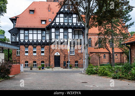 Heilige Familie Kirche, Berlin-Lichterfelde, Red Brick Gothic Revival Gebäude im Tudor-Stil Detail entworfen vom Architekten Christoph Hehl Stockfoto