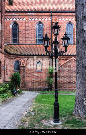 Heilige Familie Kirche, Berlin-Lichterfelde, gewölbte Eingang & rotes Ziegelgebäude, entworfen vom Architekten Christoph Hehl und gebaut1902-4, Stockfoto