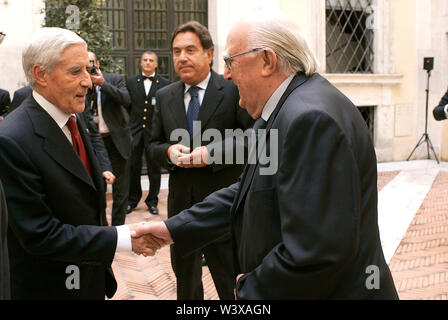 © Mauro Scrobogna/LaPresse 03-10-2007 Roma Politica Senato - Montante Nella consegna biciclette Foto: Il Presidente del Senato Franco Marini, Il Capo della Polizia Antonio Manganelli, Andrea Camilleri Credit: LaPresse/Alamy leben Nachrichten Stockfoto