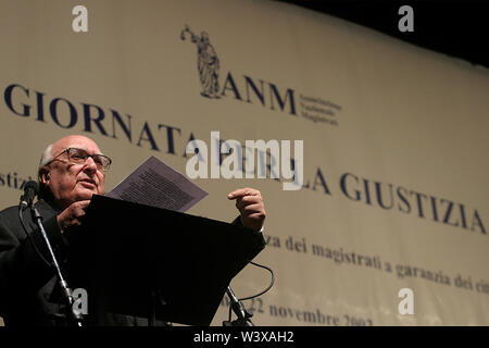 Roma, Italia. 22. Nov 2003. © MARCO MERLINI/LAPRESSE 22-11-2003 ROMA POLITICA TEATRO BRANCACCIO - GIORNATA PER LA GIUSTIZIA PROMOSSA DALL'ASSOCIAZIONE NAZIONALE MAGISTRATI NELLA FOTO ANDREA CAMILLERI Credit: LaPresse/Alamy leben Nachrichten