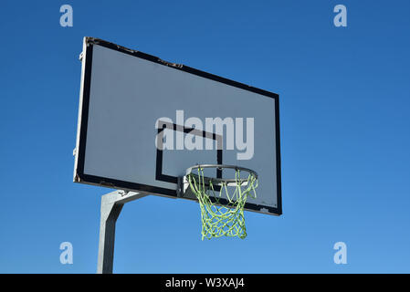 Basket ball Net vor blauem Himmel Stockfoto